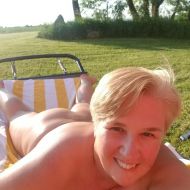 Noclothes1976