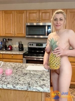 A pineapple a day keeps the worries away?????
Happy Nude Saturday??

#nature #nude #naked #justnaturism #justnudism